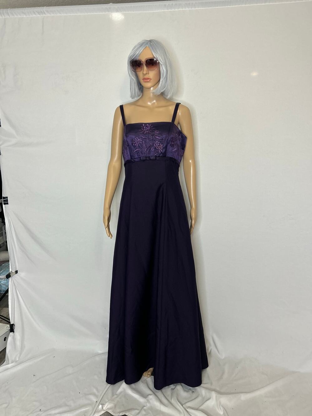 Le Mori Women’s Size 14 Purple Floral Embroidered Formal Maxi Gown Dress